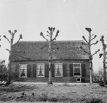 843107 Gezicht op de voorgevel van boerderij Bouwlust (Slootdijk 1) te Loenen.N.B. De foto is gemaakt ten behoeve van ...